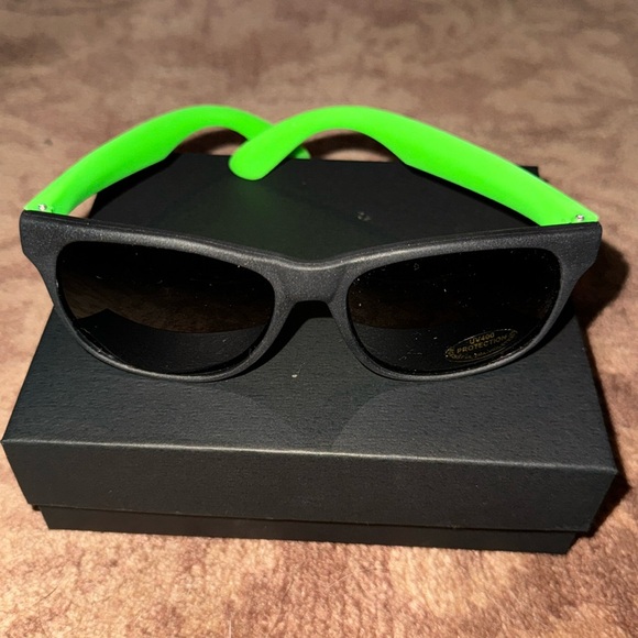 Sunglasses plastic black neon yellow UV400 protection fashion fun glasses unisex - Picture 1 of 9